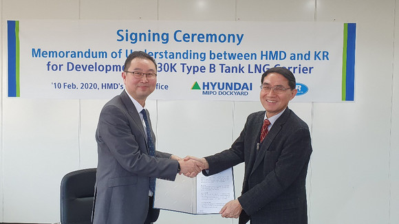 한국선급 김창욱 기술본부장(우)과 현대미포조선 남영준 설계부문 총괄전무(좌)가 양해각서를 체결하고 악수하고 있다. ⓒ 한국선급