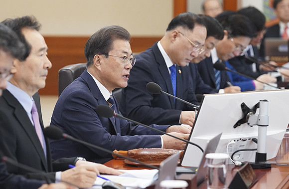 문 대통령은 국무회의에서 "과도한 공포와 불안은 경제를 더욱 어렵게 한다"며 "결국 경제를 살리는 힘도 국민에게 있다"고 말했다. ⓒ 청와대
