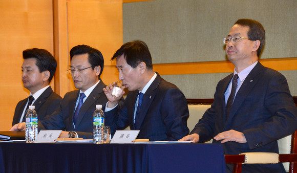 지난해 3월 서울 강서구 오쇠동 아시아나항공 본사에서 열린 주주총회에서 한창수 아시아나 항공 사장(왼쪽 세번째)이 물을 마시고 있는 모습. ⓒ 연합뉴스