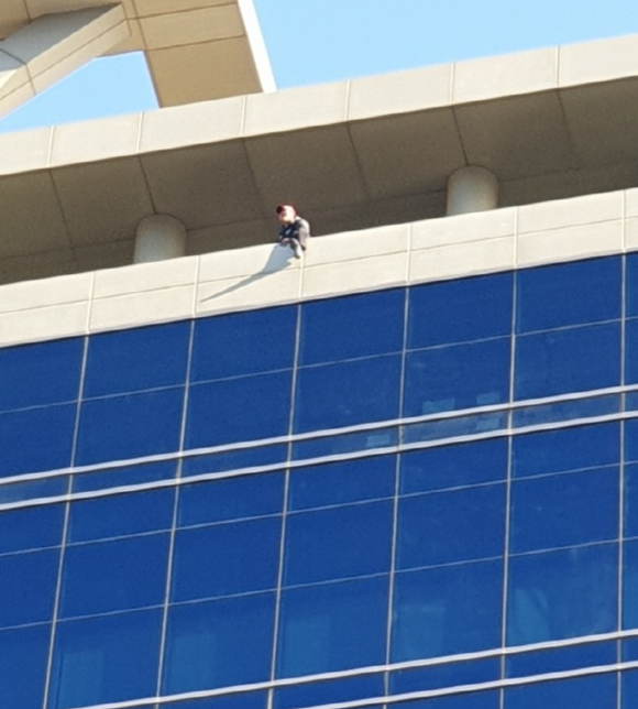 한국노총 조합원이 부산 동구에 위치한 건설사 18층 옥상에 올라 농성 중에 있다. ⓒ 부산경찰청