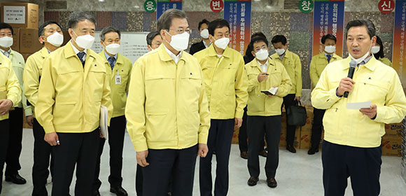 문 대통령은 대구·경북 지역경제 문제와 관련해 정부가 할 수 있는 모둔 방안을 강구하겠다고 말했다. ⓒ 연합뉴스