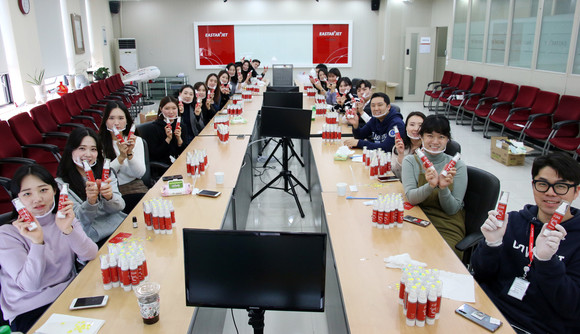 지난 21일 서울 강서구에 위치한 이스타항공 대회의실에서 이스타항공 임직원들이 직접 만든 손소독제를 들고 환하게 웃고 있다. ⓒ 이스타항공