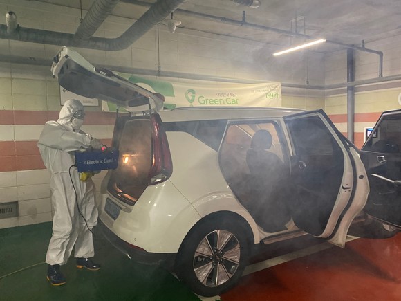 그린카는 기존의 차량 정기 세차 및 멸균 작업에서 더 나아가 모든 차량이 반납될 때마다 즉시 차량 내·외부 세차와 소독 작업을 실시하고 있다. ⓒ 그린카