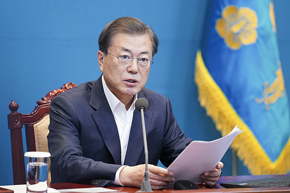 문재인 대통령은 대구 자원봉사자에 대한 보상 방안에 대해 지시를 내렸다. ⓒ 청와대