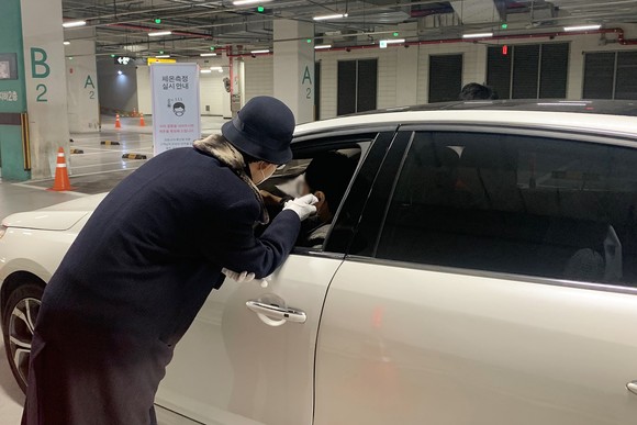 신세계 센텀시티는 코로나19 감염 확산방지를 위해 입차하는 모든 차량을 대상으로 발열체크를 실시하고 있다. ⓒ 신세계 센텀시티