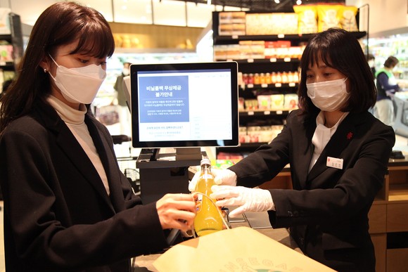 신세계 센텀시티는 코로나19 감염 확산방지를 위해 전 직원이 마스크 및 라텍스 장갑 착용을 의무화 했다. ⓒ 신세계 센텀시티