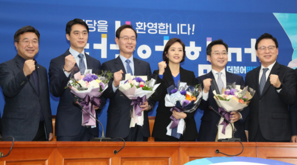 지난달 2일 오후 서울 여의도 국회에서 열린 더불어민주당 언론인 인재영입 입당 기자회견 장면. 더불어민주당 윤호중(왼쪽부터) 사무총장, 한준호 전 MBC 아나운서, 박무성 전 국제신문 대표이사 사장, 고민정 전 대통령비서실 대변인, 박성준 전 JTBC보도총괄 아나운서 팀장, 박광온 최고위원이 기자회견서 기념촬영을 하고 있다. ⓒ 연합뉴스