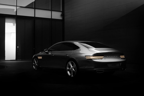 좌우로 길게 뻗은 트렁크 상단의 크롬 장식과 전동 트렁크 버튼이 제네시스 로고를 떠올리게 하며 제네시스의 정체성을 다시 한 번 각인시킨다. ⓒ 제네시스 브랜드