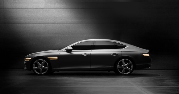 신형 G80은 쿠페와 같이 매끄럽게 떨어지는 루프라인에도 불구하고 2열 헤드룸(승객의 머리 위 공간)을 충분히 확보했다. ⓒ 제네시스 브랜드