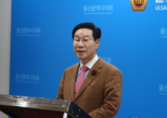 신장열 전 울주군수가 울산시의회에서 기자회견을 열고 미래통합당 탈당을 선언하고 있다. ⓒ 연합뉴스