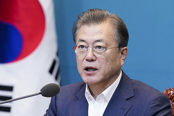 문재인 대통령은 기업인 입국금지 예외 허용에 대해 외교채널을 통해 협의하라고 10일 지시했다. ⓒ 청와대
