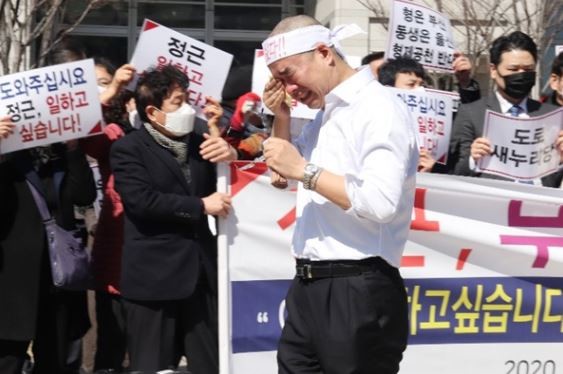 정근 미래통합당 부산진갑 예비후보가 부산시청 앞에서 삭발식을 열고, 무소속 출마선언 후 눈물을 쏟고 있다. ⓒ 정근 선거사무소