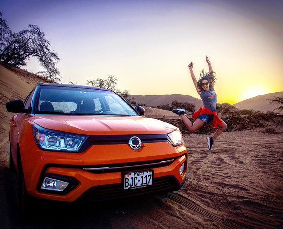 티볼리와 함께 다양한 포즈를 선보인 사진들을 인스타그램에 공유한 페루 여배우 나탈리아 살라스(Natalia Salas). ⓒ 쌍용자동차