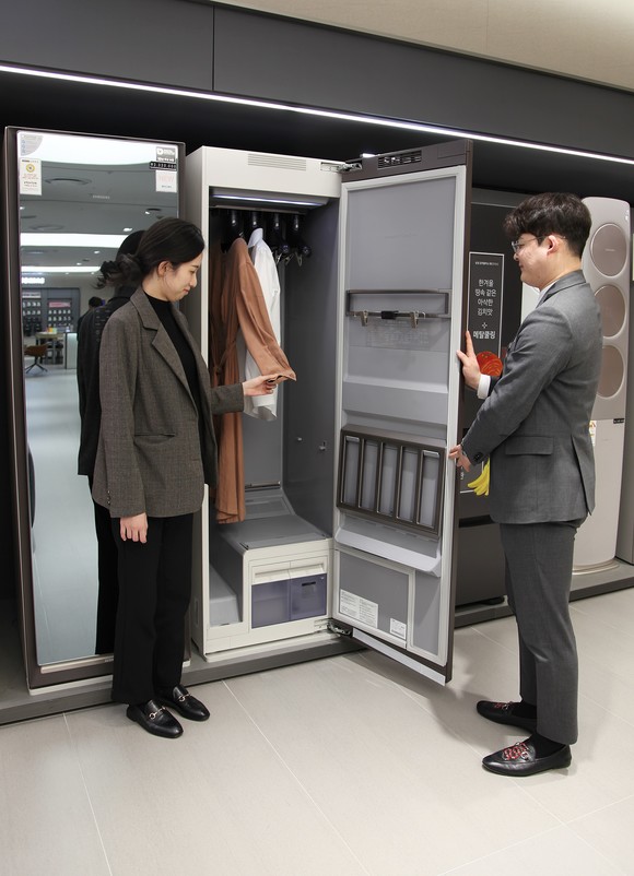 매장을 찾은 고객이 삼성전자의 '에어드레서'를 살펴보고 있다. ⓒ 신세계 센텀시티