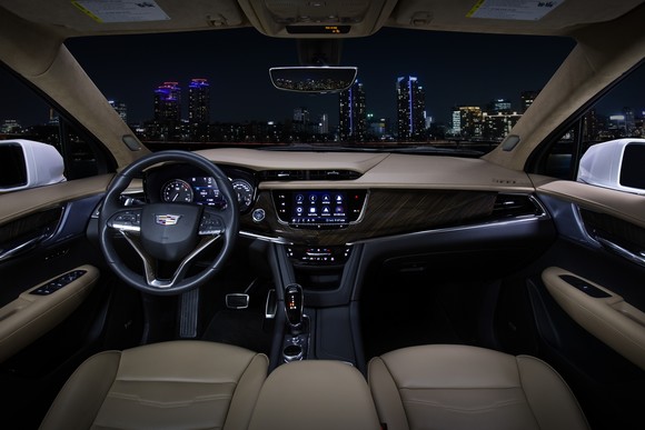 XT6는 캐딜락의 장인정신을 상징하는 컷 앤 소운 공법을 통해 정교한 실내 디자인을 완성했다. ⓒ 캐딜락코리아