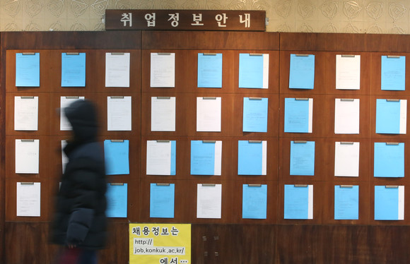 통계청에 따르면 2015년 청년 실업률이 9.2%를 기록하며 사실상 역대 최고 수준으로 올라섰다. 사진은 서울시내 한 대학의 취업정보게시판. ⓒ 연합뉴스