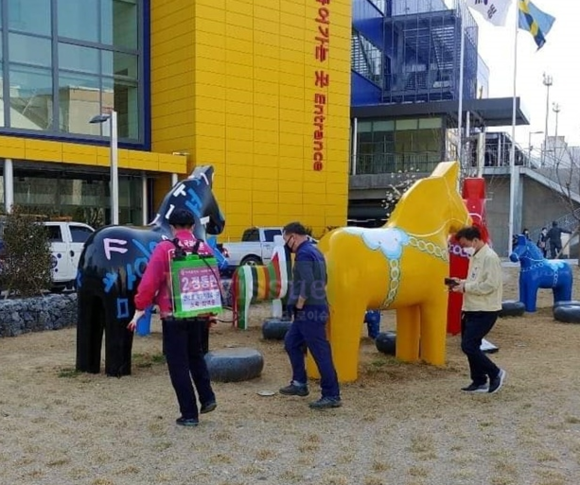 이케아 동부산점에서 오규석 군수와 정 후보의 뒷모습이 나란히 잡힌 사진이 SNS를 통해 유포되면서 선거법위반 논란에 휩싸였다. ⓒ 정후보 페이스북
