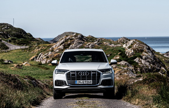 더 뉴 아우디 Q7 45 TDI 콰트로는 다이내믹 턴 시그널이 장착된 매트릭스 LED 헤드라이트와 LED 테일라이트로 넓은 가시성을 확보했다. ⓒ 아우디 코리아