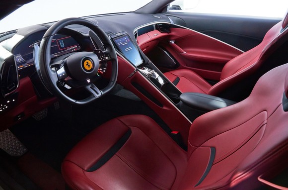 페라리 로마의 실내는 대칭적인 구조를 하고 있어, 동승자도 운전자처럼 운전에 몰입하고 있는 것과 같은 기분이 들게 한다. ⓒ 페라리