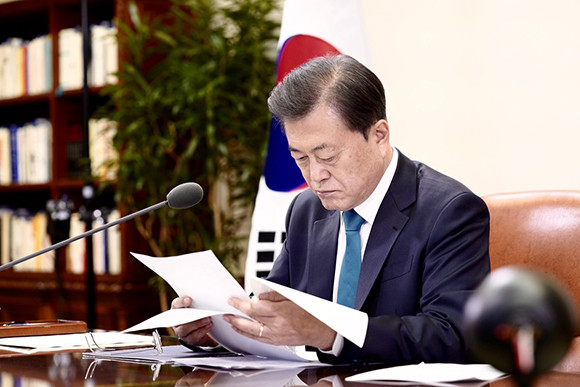 문재인 대통령은 지난 26일 개최된 G20 특별 화상 정상회의에서 코로나19 대응을 위한 공동선언문을 발표했다. ⓒ 청와대