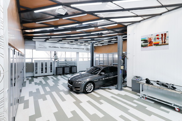 재규어 랜드로버 코리아는 두원공과대학교 내에 수입차 업계 최초로 자사 교육 시설인 '글로벌 테크니컬 어프렌티스 교육센터'를 개관했다. ⓒ 재규어 랜드로버 코리아