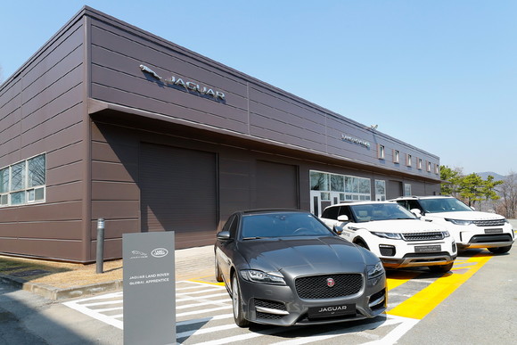 재규어 랜드로버 코리아는 교육생의 정비 기술 역량 발전을 위해 랜드로버의 레인지로버 이보크와 재규어의 XF를 연구용 차량으로 기증했다. ⓒ 재규어 랜드로버 코리아