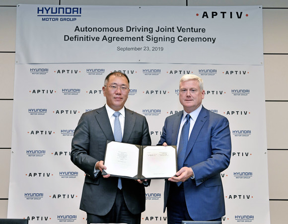 지난해 현대차그룹 정의선 수석부회장(왼쪽)과 앱티브 케빈 클락 CEO(오른쪽)이 자율주행 S/W 개발을 전문으로 하는 합작법인 설립에 대한 본계약을 체결했다. ⓒ 현대자동차그룹