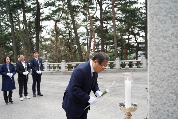 27일 이재영 더불어민주당 양산갑 국회의원 후보는 경남 양산 충혼탑을 찾아 헌화하고 있다. ⓒ 프라임경제
