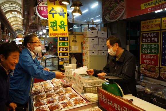 27일 이재영 더불어민주당 양산갑 국회의원 후보는 경남 양산시 남부시장을 찾아 상인들과 인사를 나누고 있다. ⓒ 프라임경제