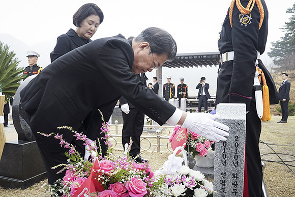 문재인 정부는 주요 국정과제인 '국가를 위한 헌신을 잊지 않고 보답하는 나라'를 실현하기 위해 출범 이후로 계속돼 온 서해수호 55용사와 같은 호국 영웅들과 그 가족에 대해 합당한 예우를 지속해 나갈 예정이다. ⓒ 청와대