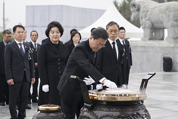 '서해 수호의 날'기념식의 핵심이라 할 수 있는 추모공연과 우리의 다짐 순서는 서해수호 55용사와 유가족을 중심으로 참전 장병 및 현역 장병들의 국토수호 의지를 다지는 다양한 내용을 담았다. ⓒ 청와대