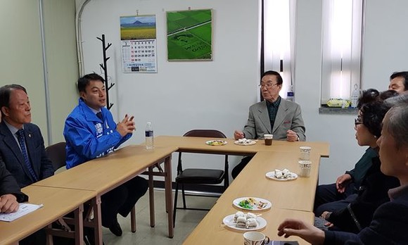 (정면)문정수 민선 초대 부산시장이 21대 총선에 출마하는 이상호 더불어민주당 사하갑 국회의원 후보(좌측 두번째)의 후원회장을 맡았다. ⓒ 프라임경제