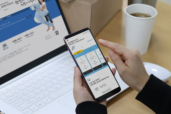 한진택배 모바일 앱을 이용하고 있는 모습. ⓒ 한진