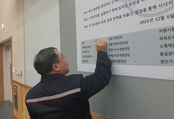 예병태 쌍용차 대표이사가 지난해 12월 열린 품질 관련 워크숍에서 품질 체계 구축을 위한 결의문에 서명하고 있다. ⓒ 쌍용자동차