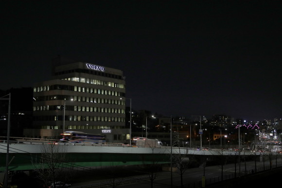 볼보그룹코리아는 WWF의 2020년 어스아워 캠페인에 동참했다. 서울에 위치한 볼보빌딩의 소등 전 모습. ⓒ 볼보그룹코리아