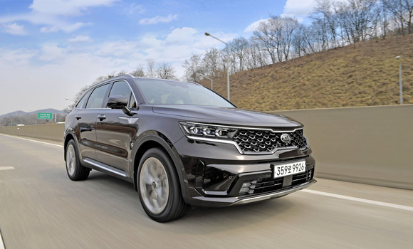 4세대 쏘렌토는 이전 모델들이 보여준 고유의 강인한 디자인 헤리티지와 SUV의 사용성을 성공적으로 계승했다. ⓒ 기아자동차