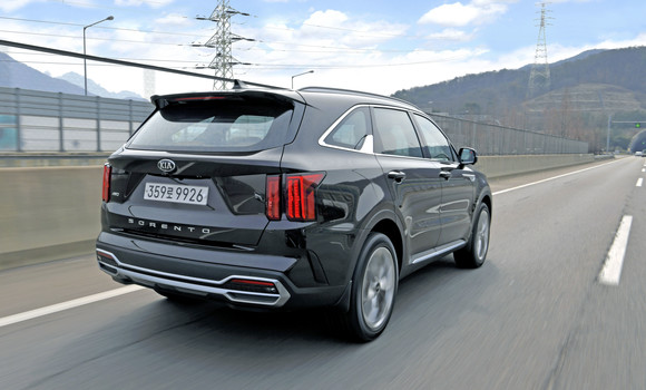 4세대 쏘렌토는 세련되고 섬세한 이미지를 함께 담아낸 혁신적인 디자인으로 기존 SUV 디자인의 전형성을 완전히 탈피했다. ⓒ 기아자동차