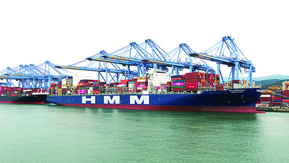 새 CI를 적용한 HMM 1만1000TEU급 컨테이너선. ⓒ HMM