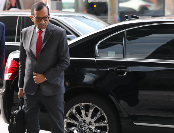 지난 1월 쌍용차 이사회 의장인 파완 고엔카 마힌드라 사장이 적자 누적으로 경영난을 겪고 있는 쌍용차의 회생 방안을 논의하기 위해 KDB산업은행을 방문하고 있는 모습. ⓒ 연합뉴스