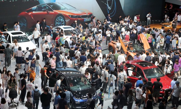 지난 2018 부산국제모터쇼 현장이 방문한 관람객들로 북적거리고 있는 모습. ⓒ 연합뉴스