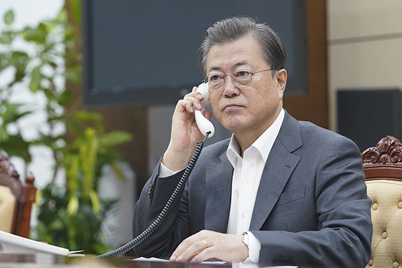 문재인 대통령은 비스카라 페루 대통령과의 통화애서 코로나 대응 공조를 바탕으로 향후 보건 분야를 포함한 다양한 분야의 협력을 한층 강화하기로 했다. ⓒ 청와대