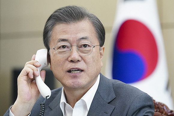 데드로스 아드하놈 게브레예수스 WHO 사무총장이 문재인 대통령에게 오는 5월 개최되는 세계보건총회에서 아시아 대표로 기조발언을 해 달라고 요청했다. ⓒ 청와대