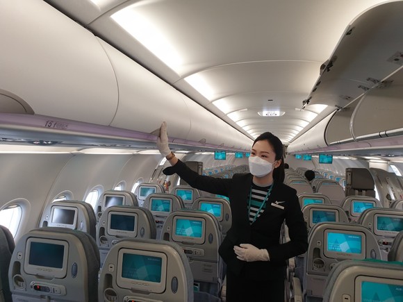 승무원들이 베트남 교민 수송을 위해 다낭으로 출발 전 기내 점검을 하고 있다. ⓒ 에어서울