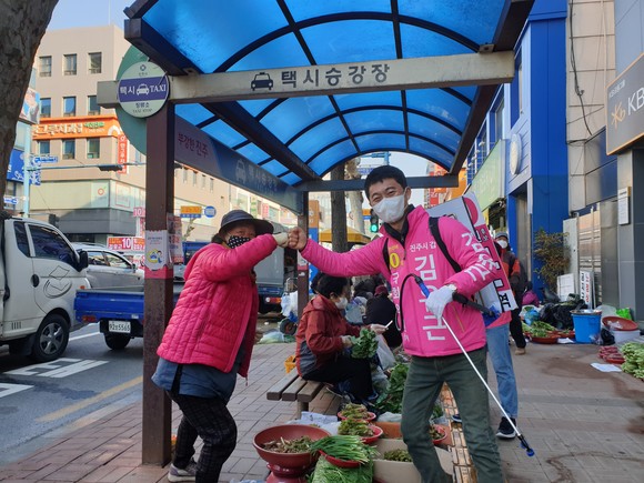 46일째 '진주 코로나19 방역단'을 이끌고 있는 김유근 경남 진주갑 무소속후보가 중앙시장 상인들과 반갑게 인사를 나누고 있다. ⓒ 프라임경제