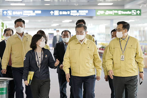 문재인 대통령은 인천공항 입국 검역소를 찾아 코로나19 개방형 선별진료소에서 근무하고 있는 간호사들을 격려했다. ⓒ 연합뉴스
