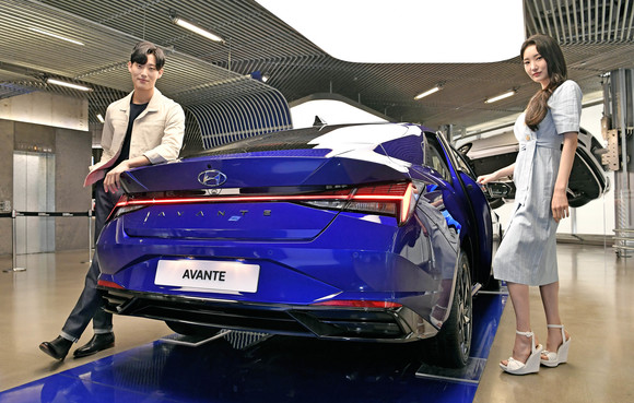 현대의 H 로고를 형상화한 H-테일램프가 인상적인 후면. ⓒ 현대자동차