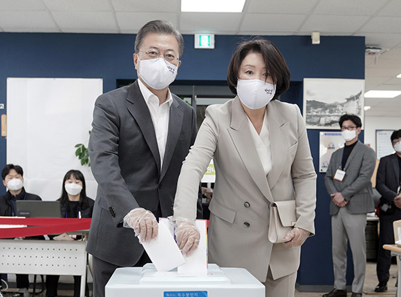 문재인 대통령과 김정숙 여사는 코로나19 '사회적 거리두기' 일환으로 사전투표를 진행했다. ⓒ 연합뉴스