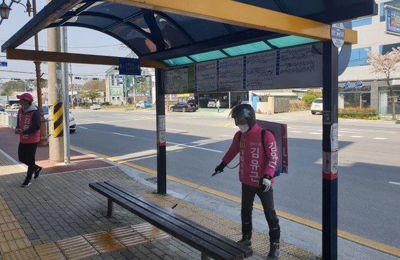 50일째 '진주 코로나19 방역단'을 이끌고 있는 김유근 무소속후보가 버스정류소에서 방역활동을 하고 있다. ⓒ 김유근 후보 캠프