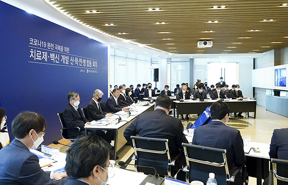 정부는 코로나19 치료제 및 백신 개발 범정부 지원단을 구성해 이번 주부터 본격 가동할 예정이다. ⓒ 청와대