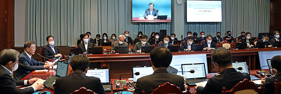 문 대통령은 5차 비상경제회의에서는 고용문제를 의제로 다루기로 하고, 이에 대한 다양한 대책을 준비해 달라고 주문했다. ⓒ 연합뉴스
